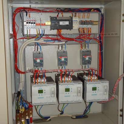 لوحة تحكم بالمعدات باستخدام PLC